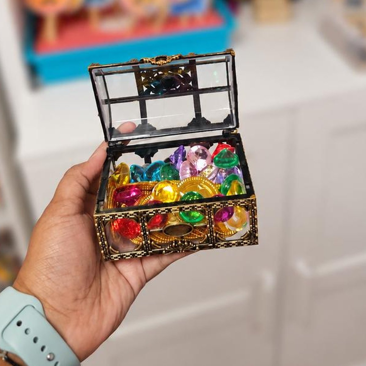 Un cofre, muchos tesoros · Guía gratuita imprimible | La mochila de Vandi Cofre abierto con gemas y monedas de colores, fotografía original de la guía